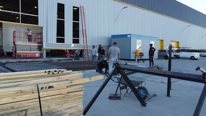 Equipo trabajando en obra exterior